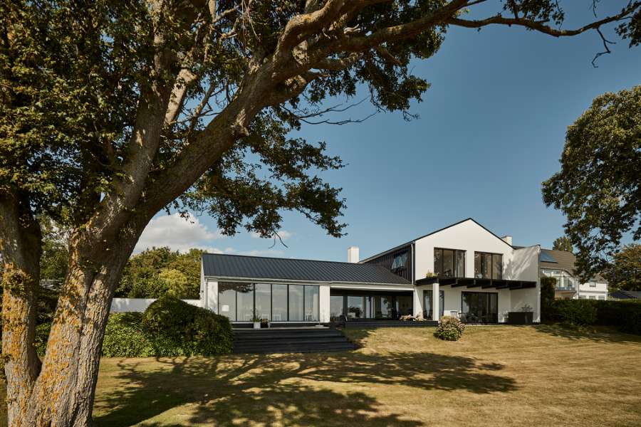 A very fine roof and façade solution on Funen, Strandvej 54B, Ballen, 5762 Vester Skerninge